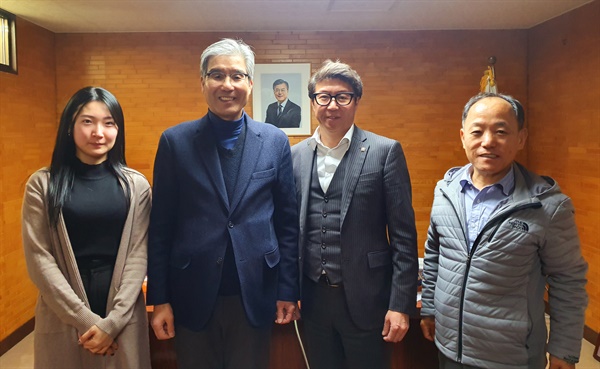  7일 경남과학기술대학교 김남경 총장과 이상원 재일동포센터장이 이규량 민단 홋카이도본부 단장 등 관계자들과 기념촬영을 하고 있다.