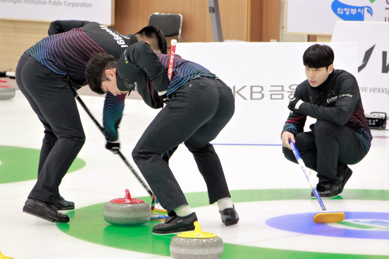  8일 열린 코리아 컬링 리그 남자부 경기에서 경기도컬링경기연맹 선수들이 스위핑하고 있다.