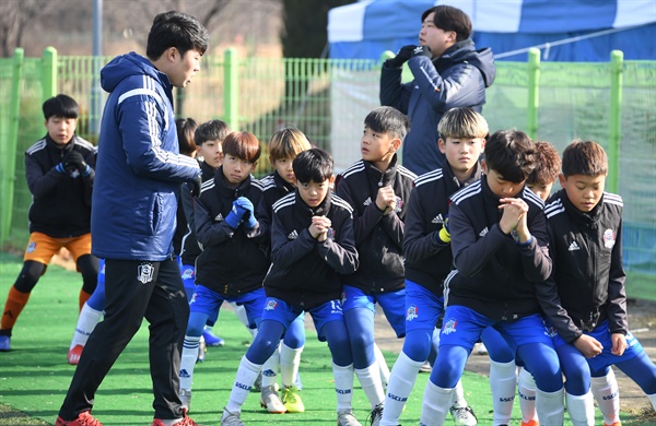  9일 거창군 스포츠파크내 축구 경기장의 '축구 꿈나무 전지훈련'.