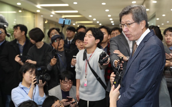 보수·중도진영에 속한 정당·시민단체들이 구성하기로 한 '혁신통합추진위원회'의 위원장을 맡게 된 박형준 정치플랫폼 '자유와공화' 공동의장이 9일 오후 국회 정론관에서 기자회견을 마치고 기자들의 질문에 답변하고 있다.