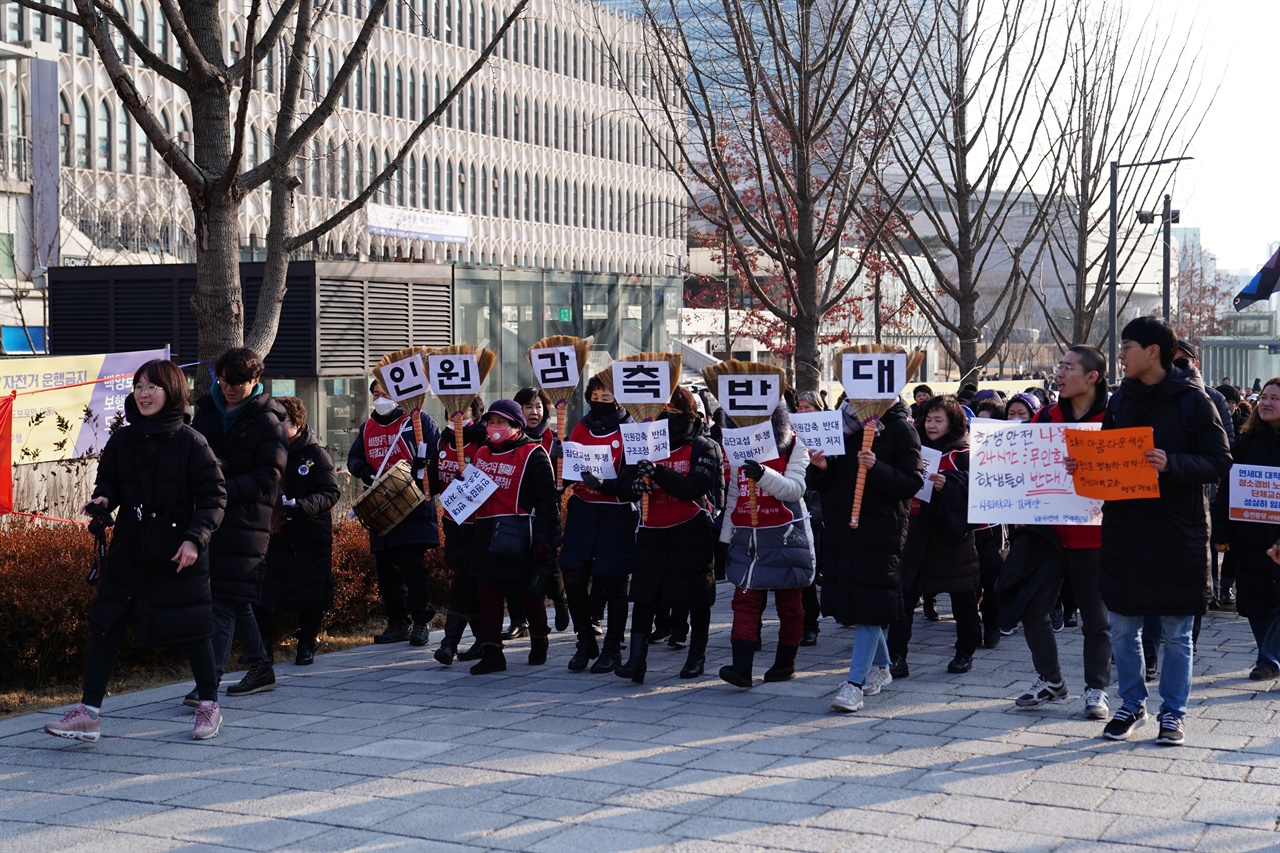 언더우드관 총장실로 행진하는 참가자들