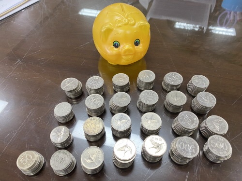 울산 중구 복산1동 행정복지센터의 한 공무원 책상에 주민이 놓고 간 돼지저금통에는 동전 11만원이 들어 있었다