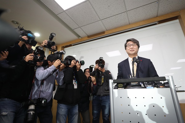 삼성그룹준법감시위원장으로 내정된 김지형 전 대법관(법무법인 지평 대표변호사)이 9일 서대문구 사무실에서 기자간담회를 하고 있다. 2020.1.9