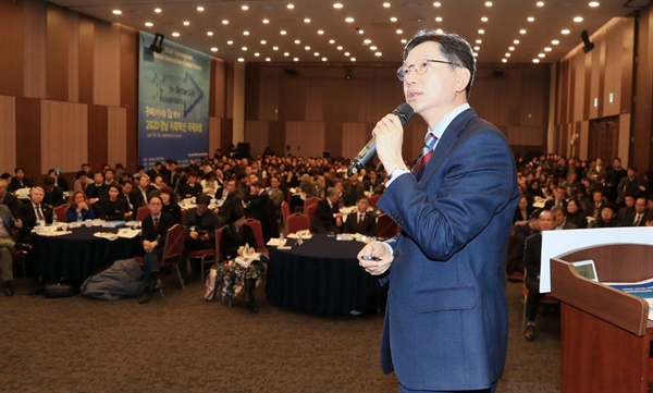 경상남도는 9일 오후 창원컨벤션센터에서 “우리는 더 나은 길로 간다”는 제목으로 ‘2020 경남 사회혁신 국제포럼’을 열었고, 김경수 지사가 기조강연했다.
