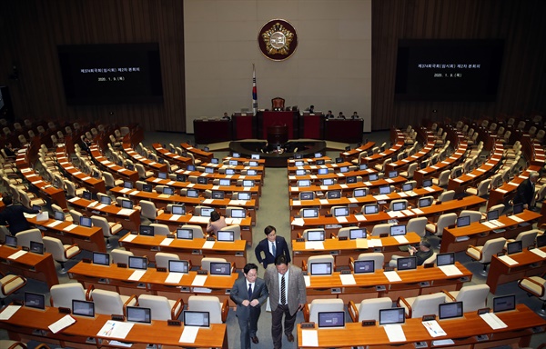  국회 본회의장에서 의원들이 퇴장하고 있다. 2020.1.9