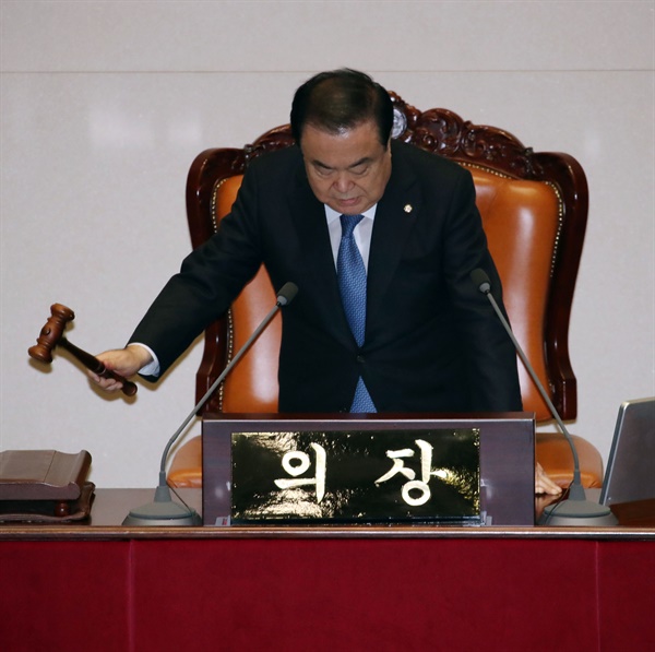  문희상 국회의장이 9일 국회에서 열린 본회의에서 자유한국당 의원들이 불참한 가운데 본회의 개의를 선포하고 있다.