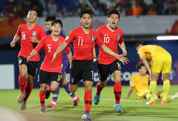  9일 오후(현지시간) 태국 송클라 틴술라논 스타디움에서 열린 2020 아시아축구연맹(AFC) U-23 챔피언십 한국과 중국의 조별리그 1차전에서 이동준이 후반 추가 시간에 골을 넣은 뒤 동료들과 함께 환호하고 있다. 2020.1.10
