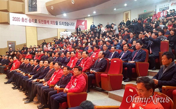 자유한국당 경남도당은 황교안 대표 등이 참석한 가운데 10일 오전 창원대학교 종합교육관에서 '신년인사화'를 열었다.
