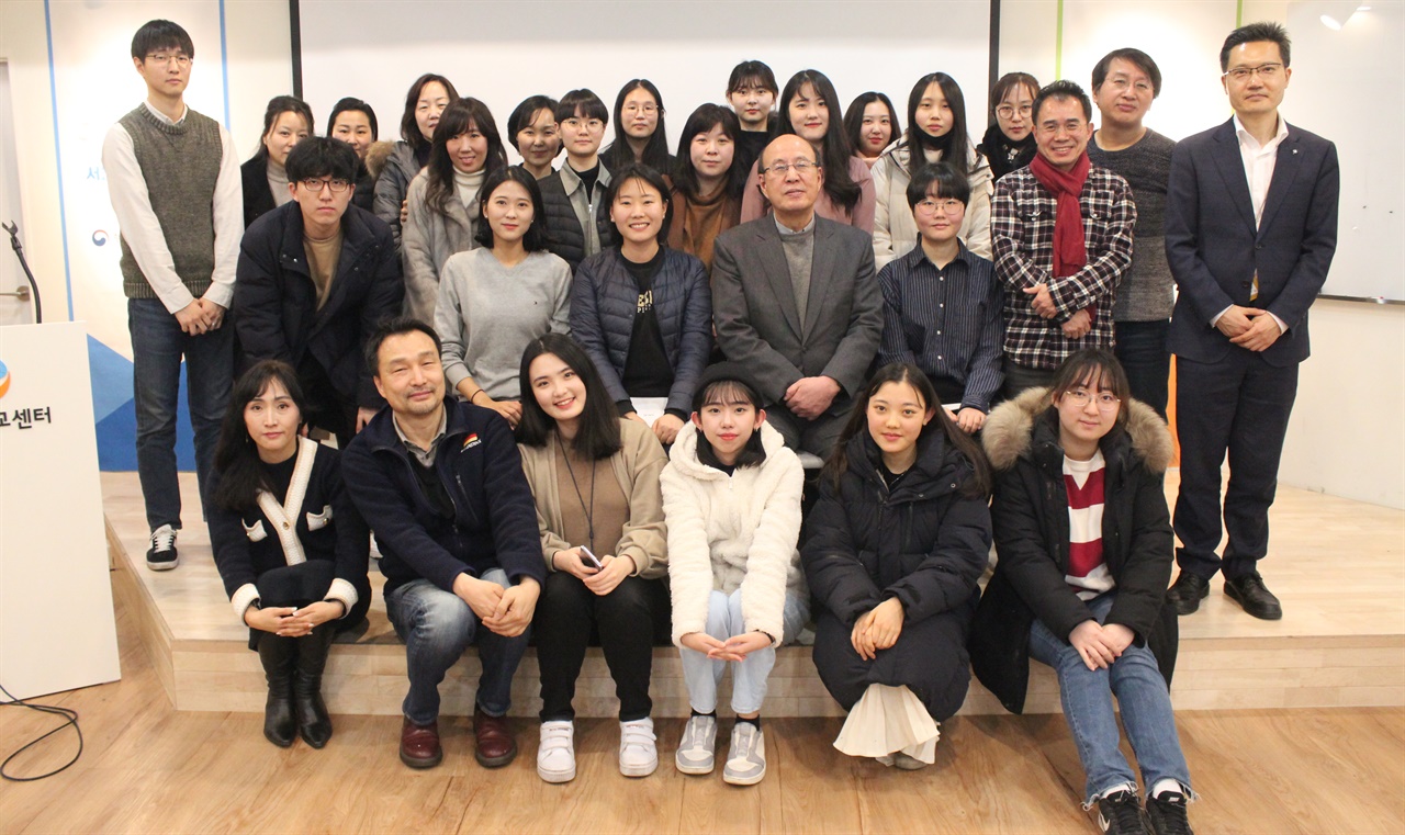 지난 9일 광화문 1번가 열린소통포럼 서울에서 지상청 5회 포럼이 끝나고 대학생들과 전문가 위원들이 기념촬영하고 있다.