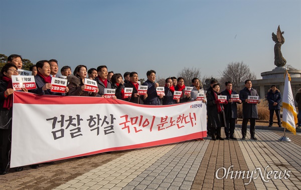 자유한국당 심재철 원내대표와 의원들이 10일 오전 청와대 분수대앞에서 검찰 인사를 규탄하며, 추미애 법무부 장관 사퇴를 요구하고 있다.