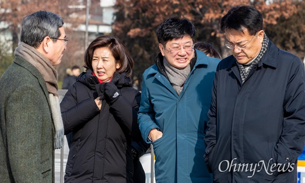 자유한국당 나경원, 정진석 의원 등이 10일 오전 청와대 분수대앞에서 열리는 검찰 인사 규탄 및 추미애 법무부 장관 사퇴 요구 집회에 참석하기 위해 도착하고 있다.