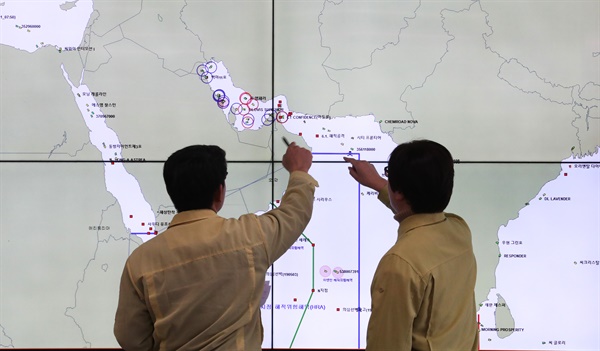 호르무즈 해협 우리 선박 주시하는 해수부 미국과 이란의 무력충돌 우려가 일단 잦아든 지난 9일 세종시 정부세종청사 해양수산부 종합상황실에서 관계자들이 호르무즈해협, 페르시아만에 있는 우리 선박들의 위치 등 상황을 주시하고 있다.