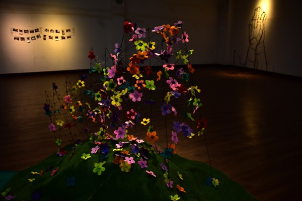 전시회 방문자들이 헝겊 꽃을 만들어 쓰러진 송전탑 모형에 붙였다.
