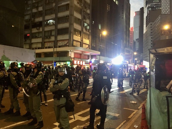 행진 종착지 센트럴에 경찰들이 무장하고 도로를 통제한 채 대기중이다.
