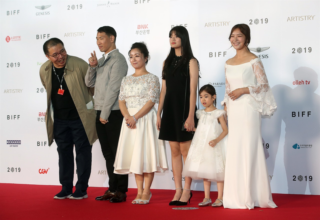  지난해 10월 부산국제영화제 레드카펫에 선 영화 <바람의 언덕> 박석영 감독과 배우들.  
