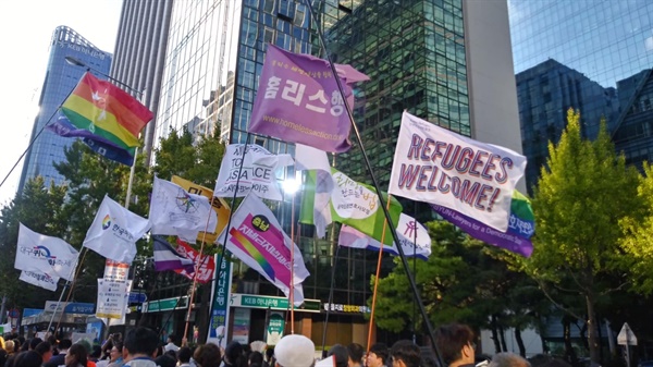 한국사회에 만연한 소수자 차별과 혐오에 대항하는 목소리 중 하나로 난민을 환영한다는 메세지가 보인다