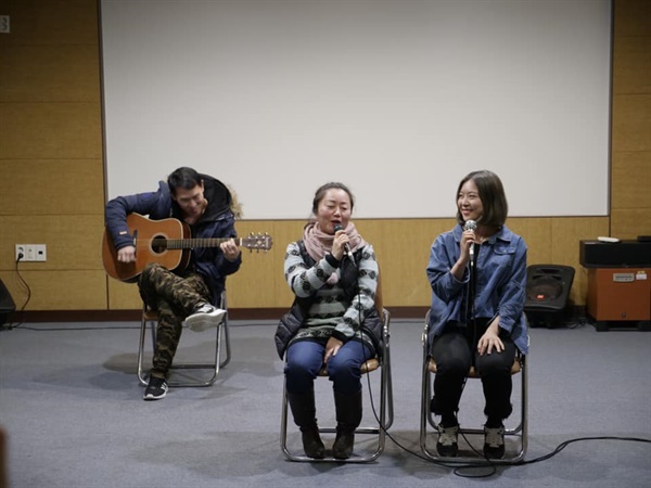  진주시민미디어센터 상영회에서 OST '항해'를 연주하고 노래 부르는 <바람의 언덕>의 김태희, 정은경, 장선 배우. 