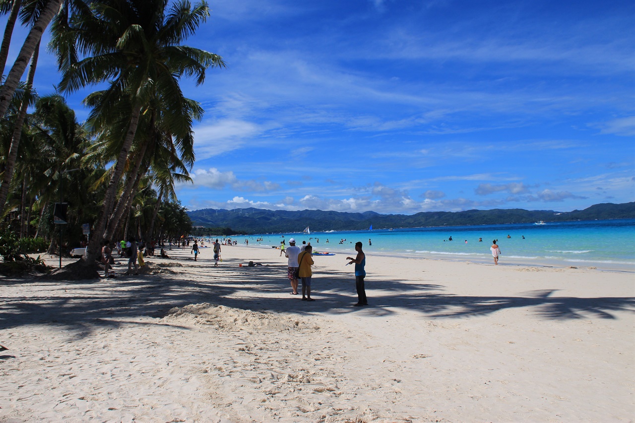 보라카이 화이트비치 해변에서 휴양을 즐기는 관광객들 모습