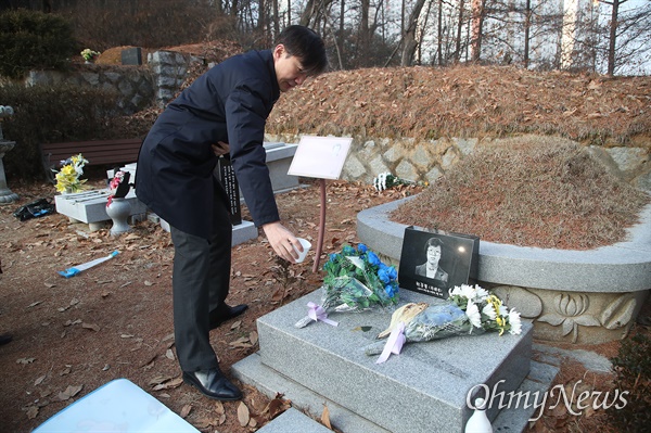 조국 전 법무부 장관이 12일 오전 경기도 남양주 마석 모란공원에서 고 박종철 열사의 묘소에서 참배하고 있다.