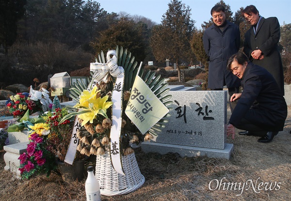 조국 전 법무부 장관이 12일 오전 경기도 남양주 마석 모란공원에서 고 노회찬 전 의원의 묘소에서 참배하고 있다.