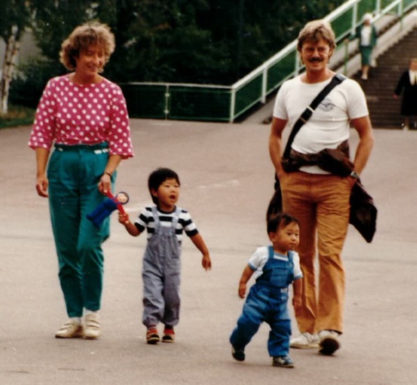 독일의 한슈타인 가정에 입양된 후 찍은 사진. 엄마와 손을 잡고 있는 쪽이 김정빈씨