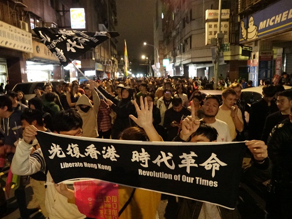 11일 밤 대만 타이베이서 열린 차이잉원(蔡英文) 총통 당선 축하 행사에 참석했다가 돌아가는 대만인들이 홍콩 시위대를 지지하는 뜻에서 다섯 손가락을 펼쳐 들어보이고 있다.