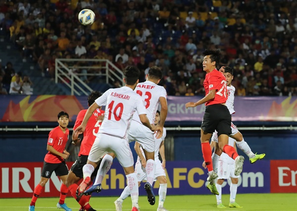  12일 오후(현지시간) 태국 송클라 틴술라논 스타디움에서 열린 2020 아시아축구연맹(AFC) U-23 챔피언십 한국과 이란의 조별리그 2차전에서 원두재가 공중볼 다툼을 하고 있다. 