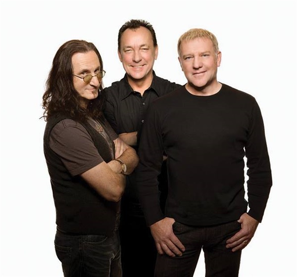  러시(Rush)의 2015년 프로필 사진. 왼쪽부터 게디 리(베이스, 보컬), 닐 피어트, 알렉스 라이프슨(기타)이다.