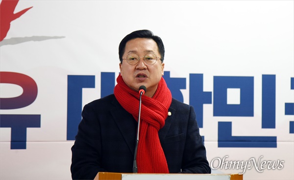 이장우(대전 동구)자유한국당 대전시당위원장이 13일 오전 대전시당에서 기자간담회를 하고 있다.