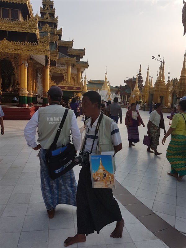 미얀마에서는 사진사들을 흔히 볼 수 있다. 치마를 입은 남자 사진사들이 손님을 찾고 있다.