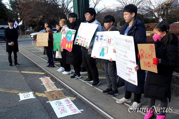  경남 창원과 김해지역의 초등학교와 중학교에 다니는 어린이들이 13일 오후 경남도청 정문 앞에서 '기후위기'를 고발하는 행동에 나섰다.