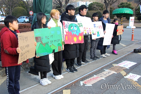  경남 창원과 김해지역의 초등학교와 중학교에 다니는 어린이들이 13일 오후 경남도청 정문 앞에서 '기후위기'를 고발하는 행동에 나섰다.