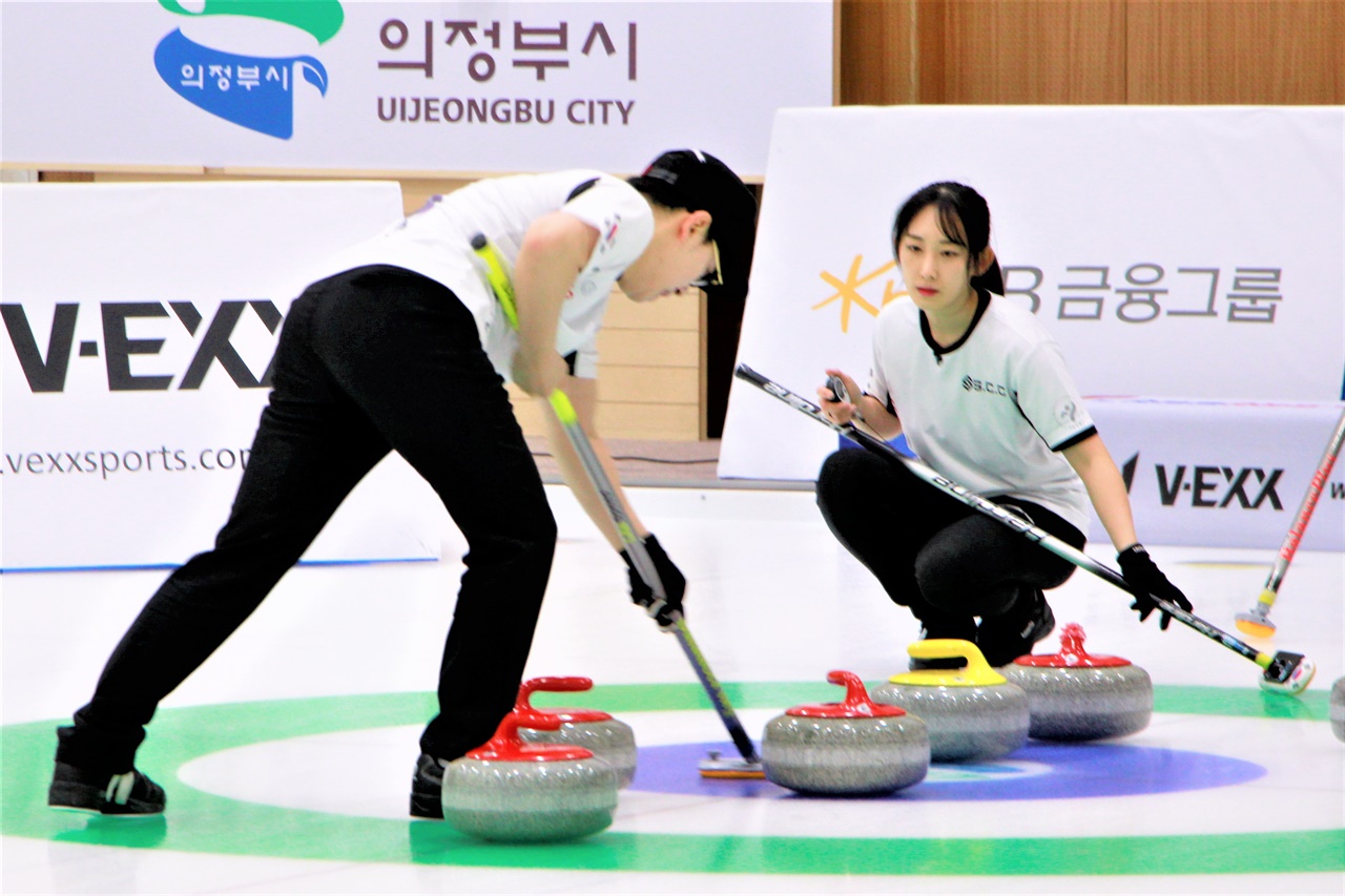 코리아 컬링 리그에도 동호인 팀으로 도전장을 내민 박성욱 회장(왼쪽)과 이가희 선수.