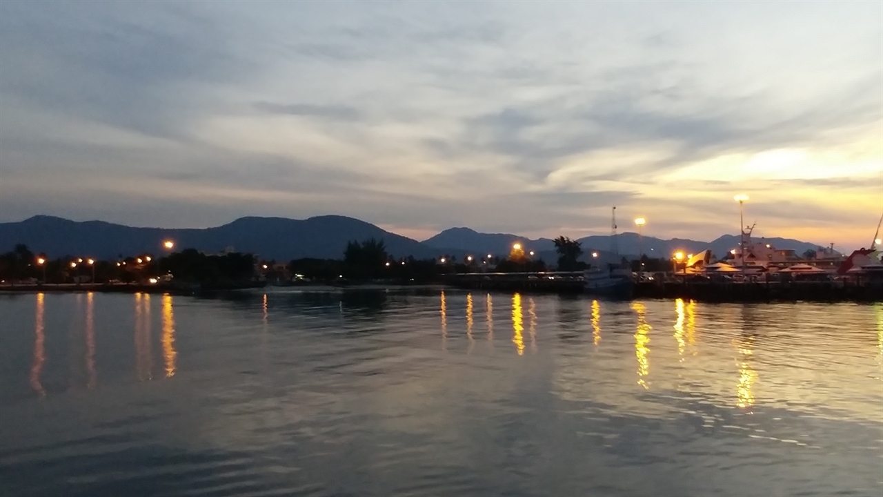 밤새 배를 타고 다음 날 말갛게 동이 터오는 새벽에 드디어 팡안 섬을 보았다.