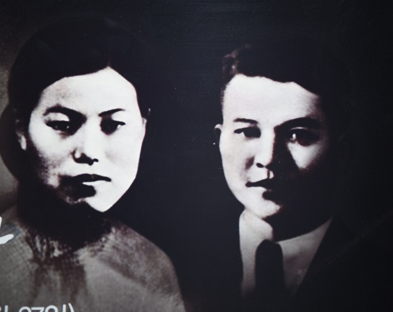 김원봉은 1931년 부산 출신의 독립 운동가인 박차정과 결혼했다. 해방 후 김원봉은 돌아왔지만, 그녀는 1944년 충칭에서 전투 후유증으로 사망했다. 그녀의 무덤이 밀양 송산 공동묘지에 있다. 
