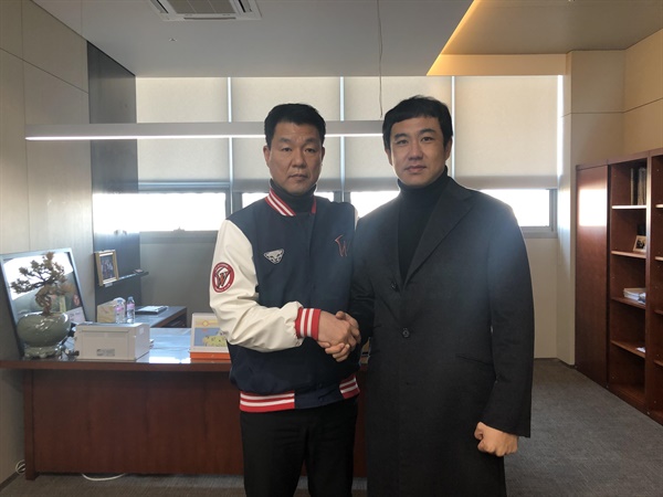  자유계약선수 김강민(오른쪽)이 13일 인천 SK 와이번스 사무실에서 SK와 계약을 마친 뒤 SK 손차훈 단장과 기념사진을 찍고 있다. 