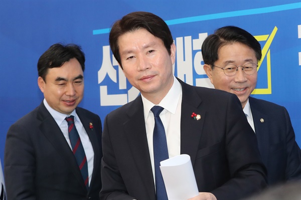 더불어민주당 이인영 원내대표가 14일 오전 서울 여의도 국회에서 열린 원내대책회의에 참석하고 있다.