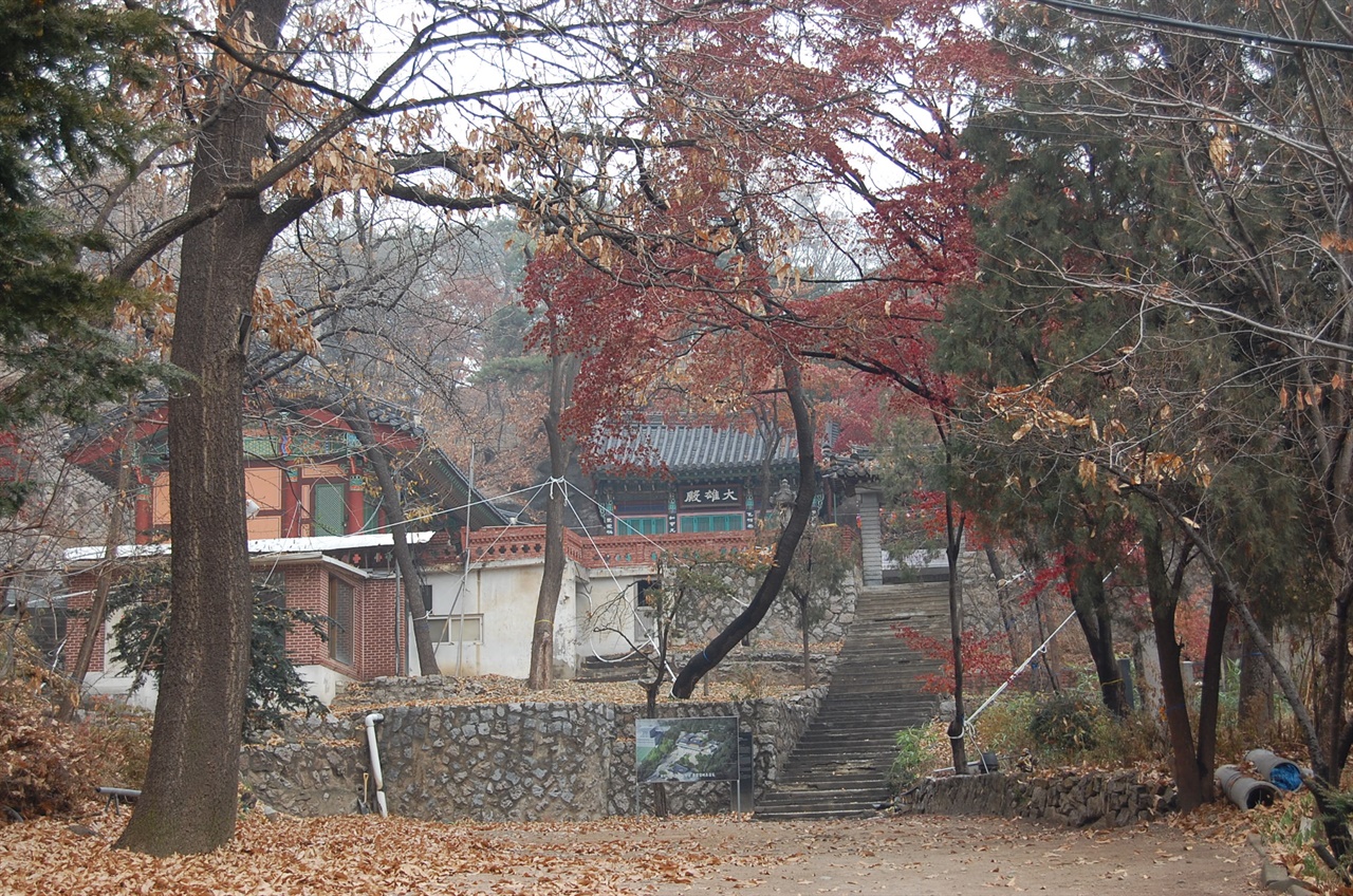 서울 보타사 전경으로 왼쪽부터 신축한 관음전, 대웅전,  일주문이 보인다