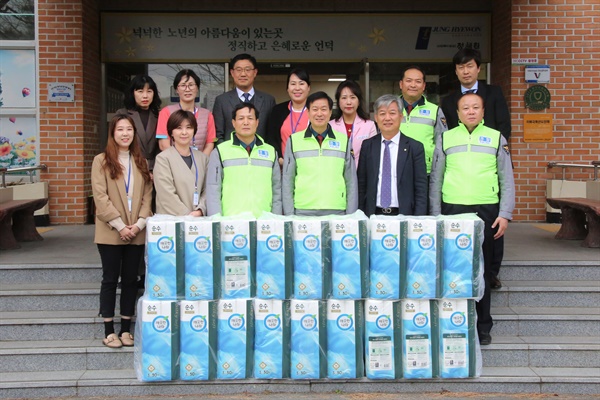 경남지방경찰청은 14일 진해 정혜원에서 봉사활동을 벌였다.