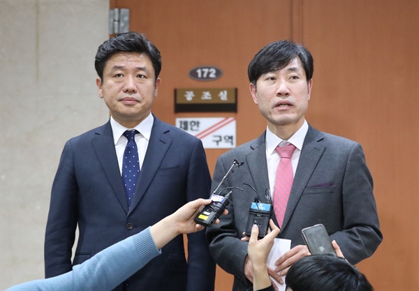 새로운보수당 하태경 책임대표가 15일 오후 서울 여의도 국회에서 혁신통합 관련 기자회견을 마친 후 취재진 질문에 답하고 있다. 왼쪽은 유의동 원내대표.
