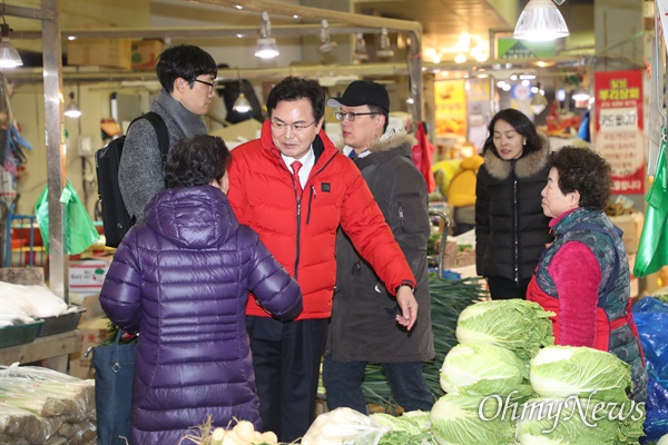 이상길 대구시 행정부시장이 15일 대구 칠성시장 방문을 마지막으로 공직생활을 마감했다.