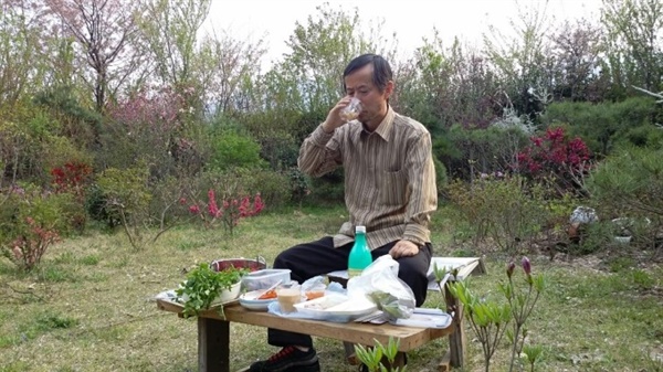경주 시골집 마당에서 막걸리를 마시다. 