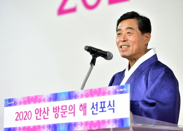 "윤화섭 안산시장"  윤화섭 안산시장은 올 한해 '살맛 나는 생생도시 안산'을 완성한다는 구상이다.