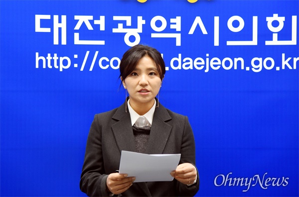 김소연 대전시의원이 16일 오전 의원직 사퇴 후 총선출마를 선언하고 있다.