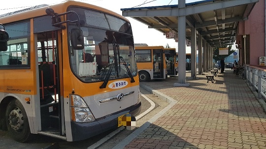충남 홍성군 광천 터미널에 홍주여객 버스들이 정차해 했다. 
