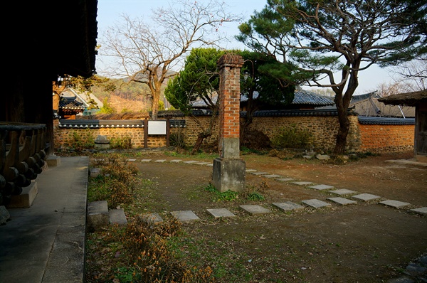 마당 한가운데에, 정확하게 사랑채의 반을 나누는 자리에 굴뚝이 서있다. 멋없는 굴뚝이라 장식용으로 보이지는 않는다. 많은 이가 풍수 굴뚝으로 여기고 있다. 