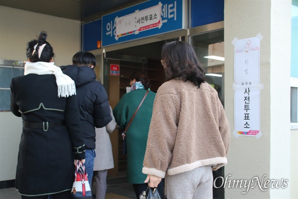 16일 경북 의성군 의성읍사무소에서 진행된 대구 군공항 이전 사전투표에서 주민들이 투표를 하러 들어가고 있다.