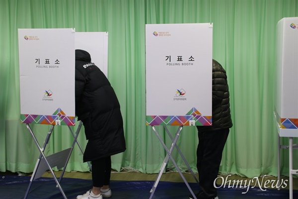 16일 대구 군공항 이전 사전투표가 실시된 가운데 경북 의성군 의성읍사무소에 마련된 사전투표소에서 주민들이 투표하고 있다.