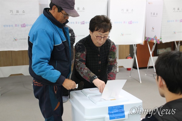 대구 군공항 유치를 위한 사전투표가 16일 실시된 가운데 경북 군위군 군위읍사무소에 차려진 사전투표소에서 군위군민들이 투표하고 있다.