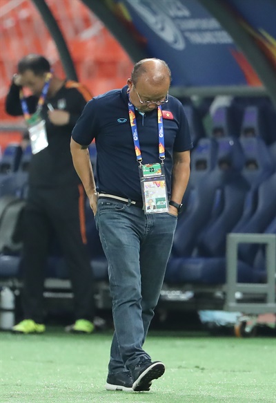 고개 숙인 박항서 16일 오후(현지시간) 태국 방콕 라자망갈라 스타디움에서 열린 2020 아시아축구연맹(AFC) U-23 챔피언십 베트남과 북한의 조별리그 최종전에서 패배한 박항서 베트남 감독이 자리를 떠나고 있다.